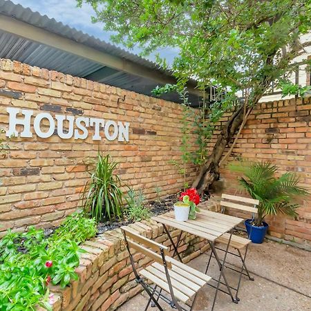 Highly Rated 2 Bedroom Condo With Private Patio & Reserved Parking Houston Exterior photo