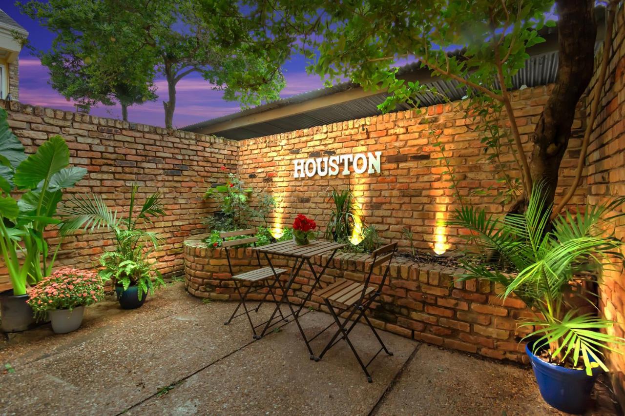 Highly Rated 2 Bedroom Condo With Private Patio & Reserved Parking Houston Exterior photo